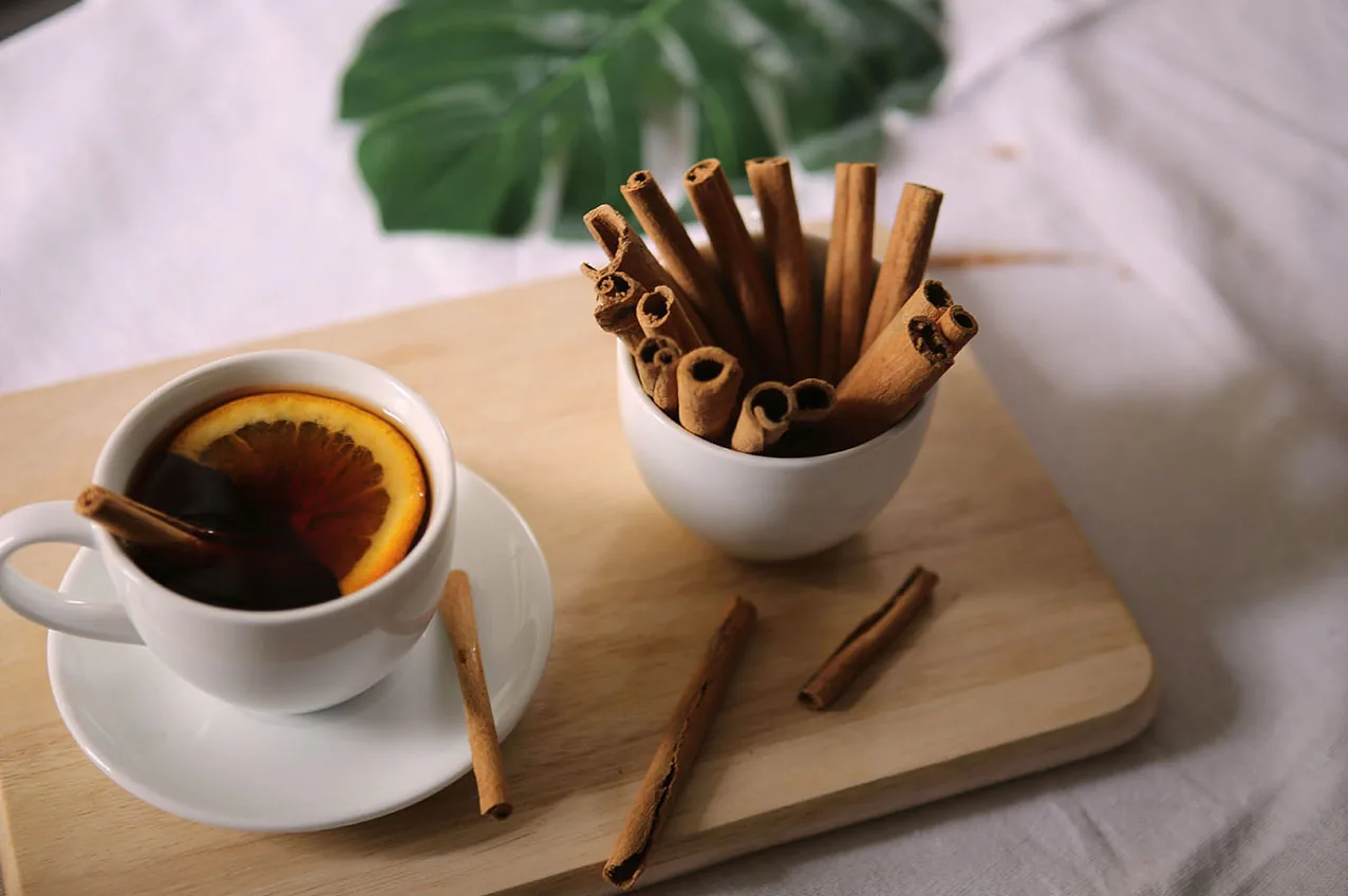 Bâtons de cannelle et infusion chaude