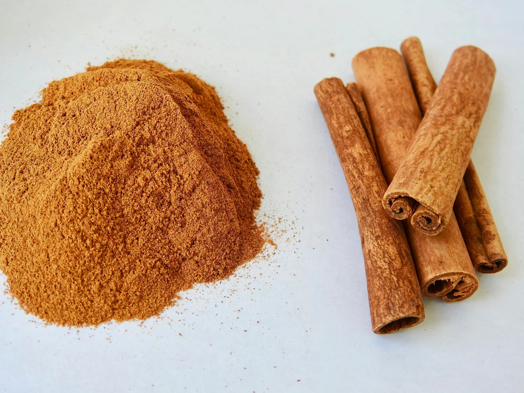 Cannelle en bâtons et en poudre