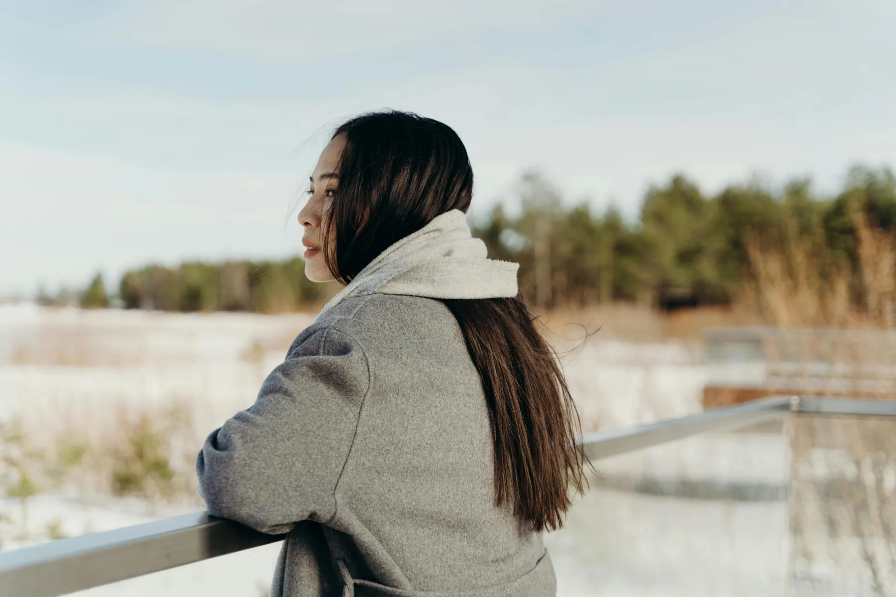 Une femme contemple un paysage d’hiver