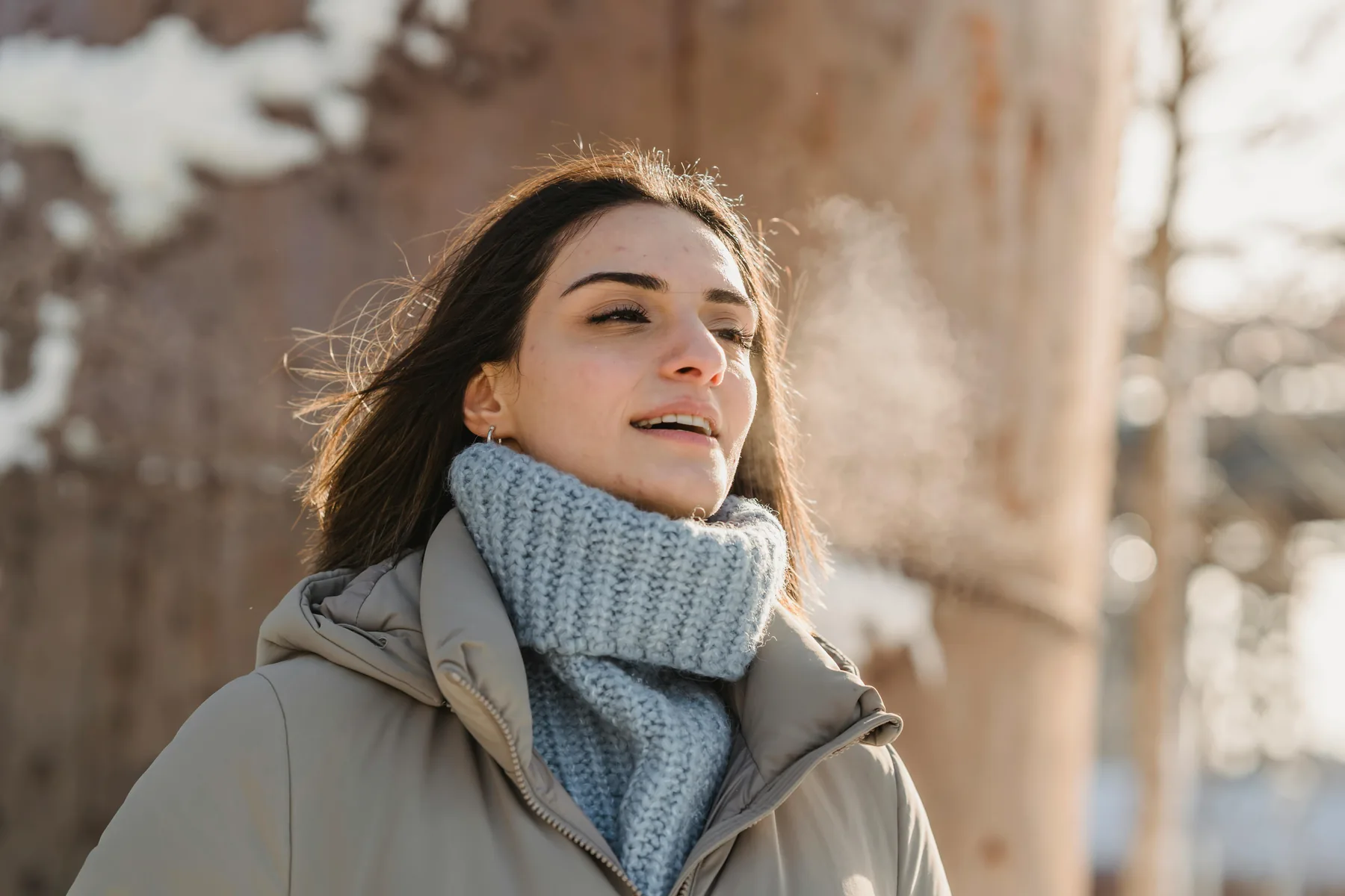 Femme sereine en hiver Une femme sereine en hiver
