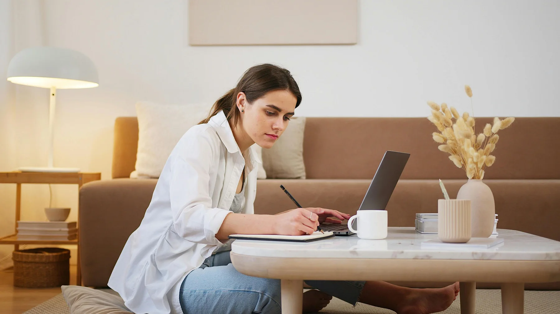 Jeune femme étudiant à distance en formation e-learning de médecine traditionnelle chinoise